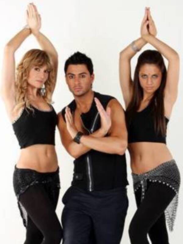 Tres personas realizando una coreografía de danza oriental con gestos y posturas coordinadas.