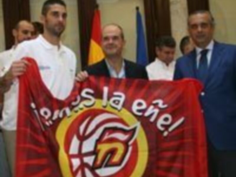 Celebración con bandera de El Ejido en un evento oficial.