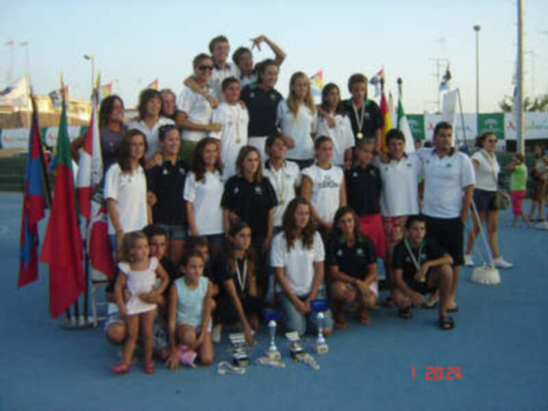 Equipo deportivo celebrando juntos en una cancha de patinaje sobre hielo.
