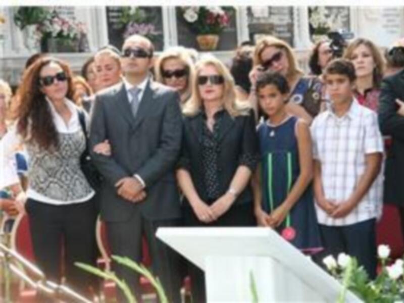 Una familia reunida en un evento formal, posando para una foto en el centro de la imagen.