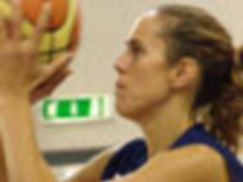 Jugador de baloncesto en acción, concentrado en el aro.
