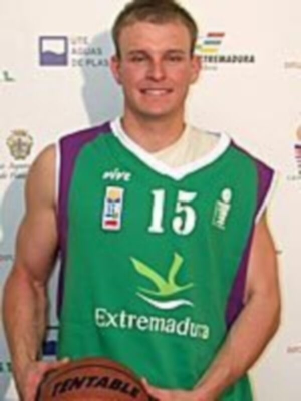 Jugador de baloncesto de Extremadura con el número 15 en una cancha deportiva.