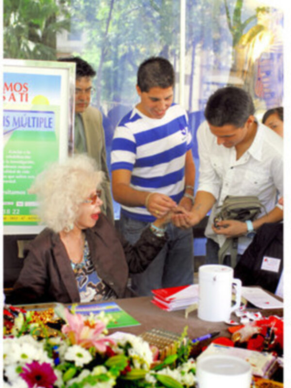 Encuentro de personas intercambiando información en un evento profesional.