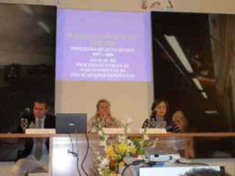 Conferencia sobre 'Manual de Procedimientos para el Mantenimiento de la Infraestructura de Transporte' en un entorno académico bien iluminado.