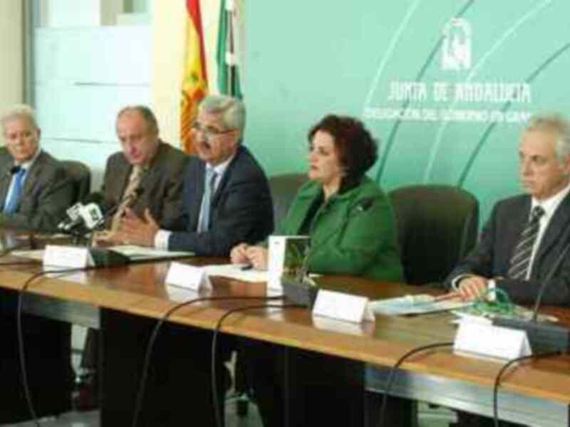 Conferencia de prensa en la Junta de Andalucía, con autoridades sentadas alrededor de una mesa con micrófonos y documentación.