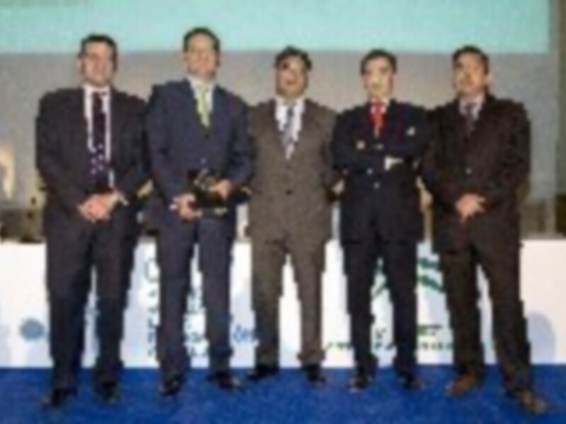 Premios a destacados profesionales en una ceremonia formal.