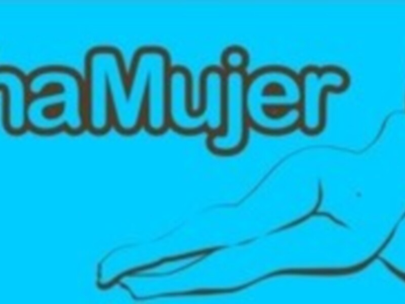 Logo de MuchaMujer con una ilustración de una mujer en el centro, sobre un fondo azul claro.
