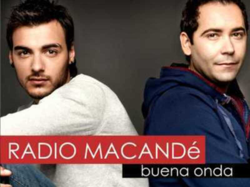 Dos personas posando juntos con el texto 'RADIO MACANDÉ' y 'buena onda' en la imagen.