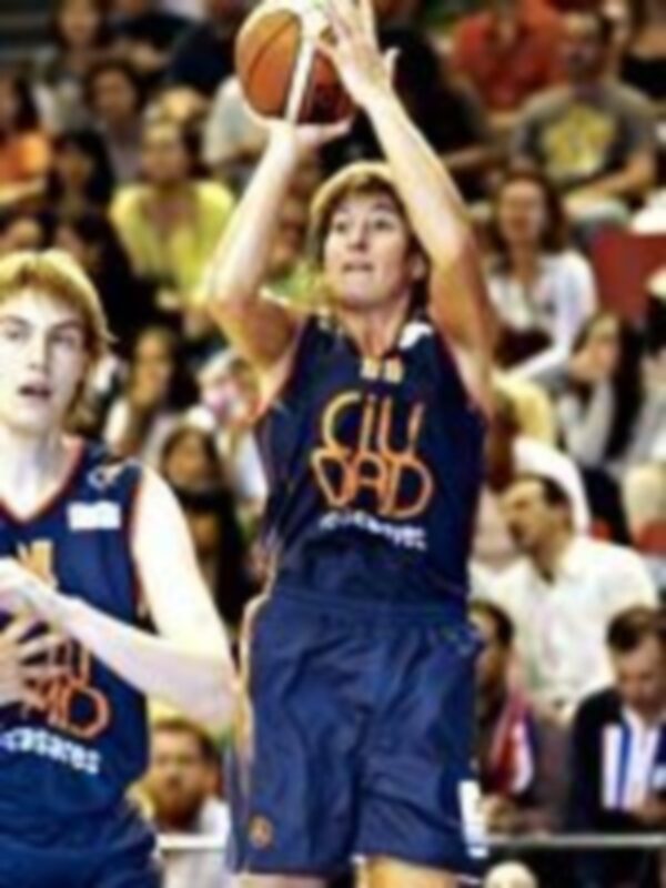 Jugador de baloncesto en acción durante un partido, lanzando el balón con intensidad.
