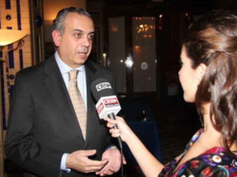 Entrevista en vivo en un evento formal, con un entrevistador sosteniendo un micrófono de la cadena CNN.