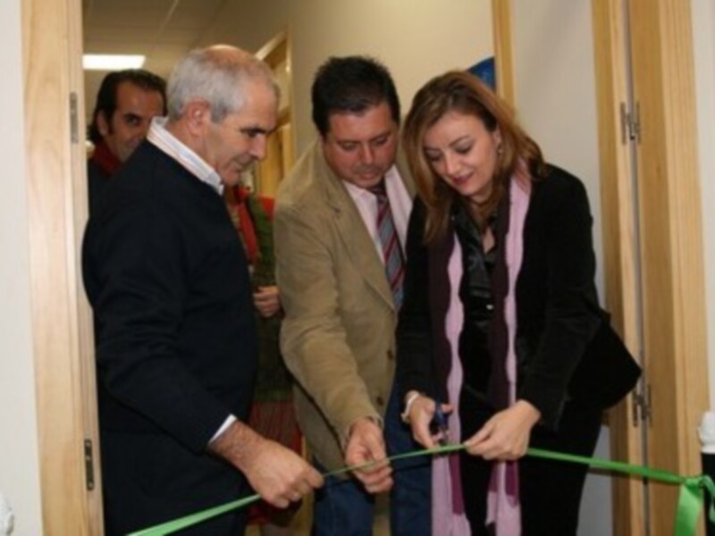 Oficiales cortando cinta verde en inauguración de espacio público.