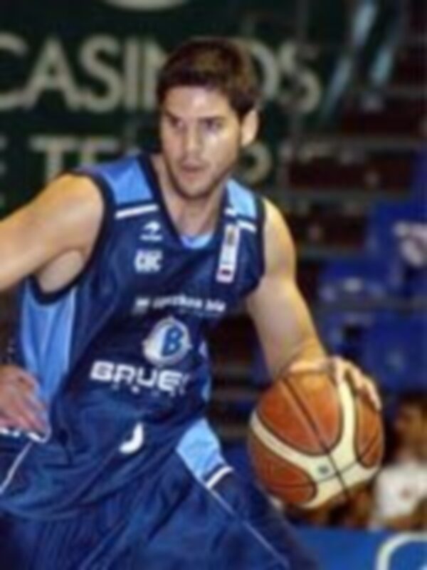 Jugador de baloncesto en acción durante un partido, vestido con la camiseta del equipo 'Brugge'.