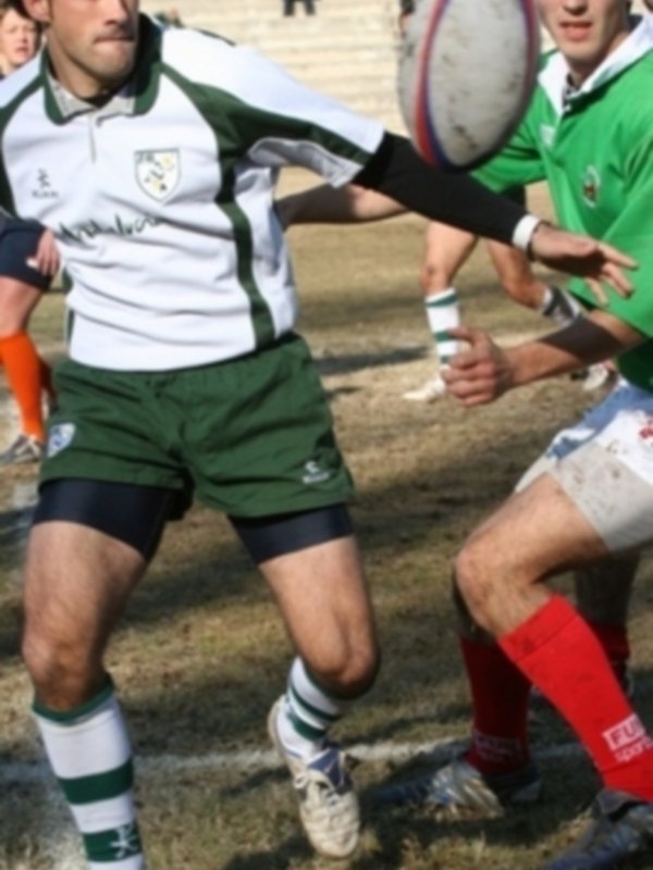 Jugadores de rugby en acción durante un partido, mostrando intensidad y competencia en el campo de juego.
