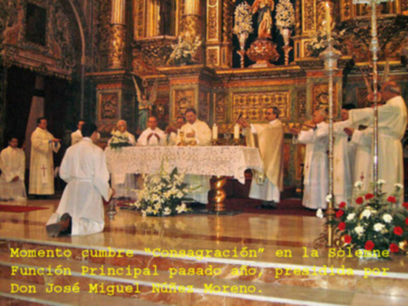 Momento cumbre "Consagración" en la Solemne Función Principal pasada año, presidido por Don José Miguel Miguel Núñez Moreno.