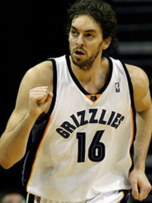 Jugador de baloncesto de los Grizzlies celebrando con un puño cerrado.