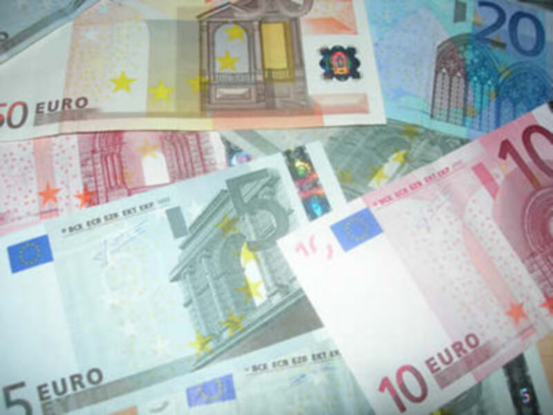 Diversas billetes de euro en diferentes denominaciones y estilos.
