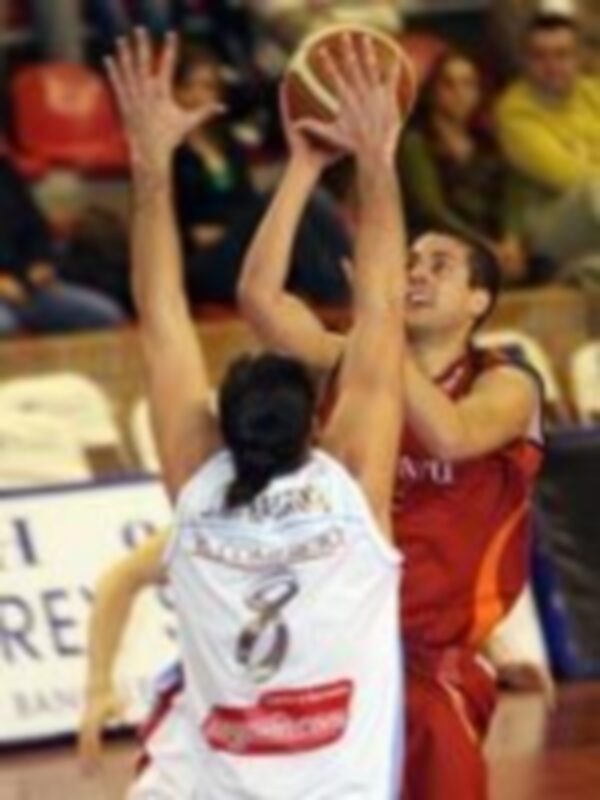 Un jugador de baloncesto en acción, con el balón en la mano, durante un partido de baloncesto.