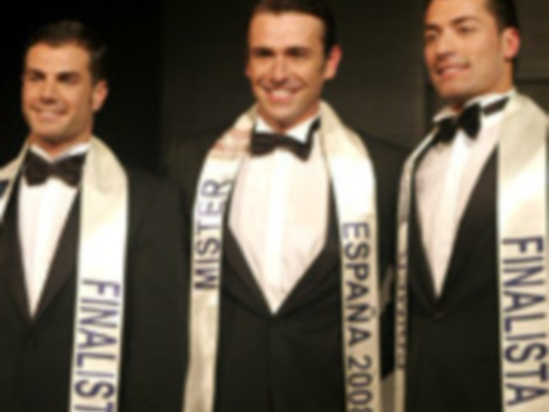Tres finalistas de Miss España 2008 lucen elegantes trajes de gala y sashes con el nombre del concurso.