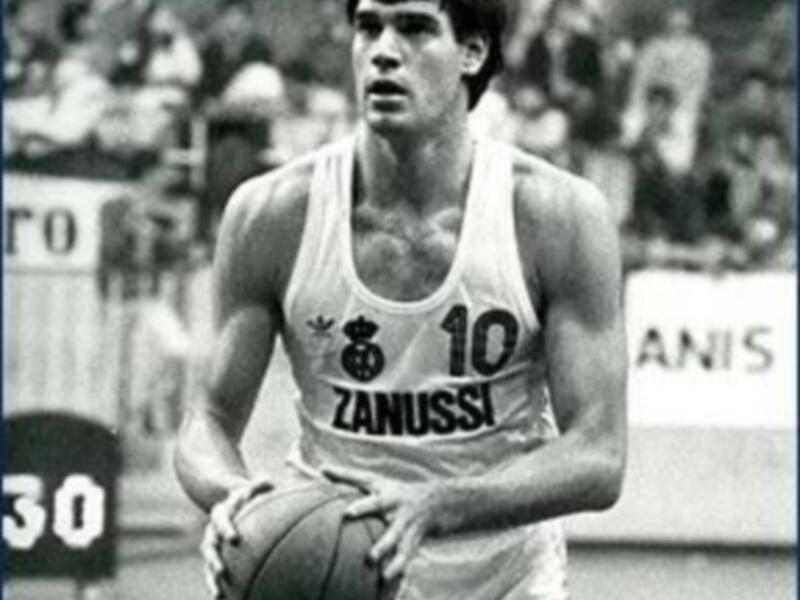 Un atleta en acción durante un evento deportivo, con el número 10 en su camiseta y la marca Zanussi en el fondo.