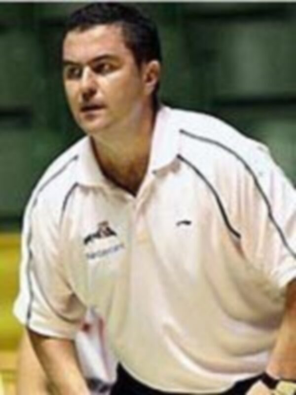 Jugador de baloncesto en una cancha de entrenamiento.