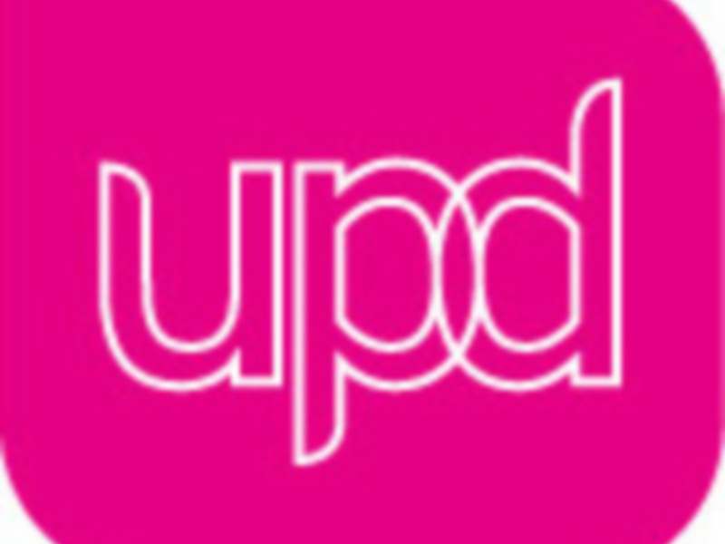 Logotipo de UPD en fondo rosa, diseño minimalista y moderno.