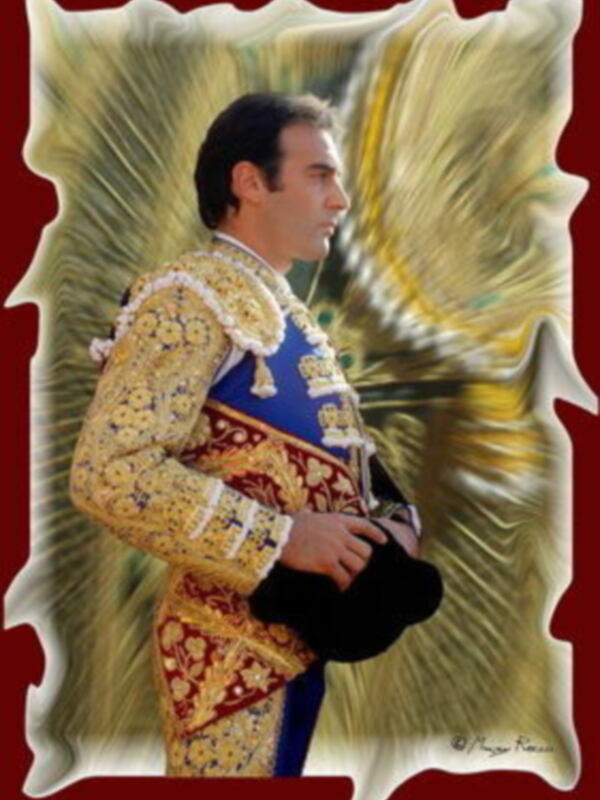 Retrato de un torero en traje de luces, frente a un fondo floral en tonos dorados y rojos.