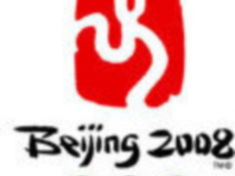 Logotipo de los Juegos Olímpicos de Beijing 2008, con el símbolo rojo de la ciudad y las figuras olímpicas en el fondo.
