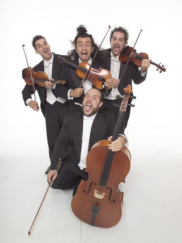 Trio de músicos tocando violín y violonchelo en una escena de estudio.