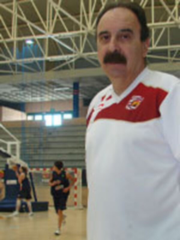 Persona en uniforme deportivo en una cancha de baloncesto.