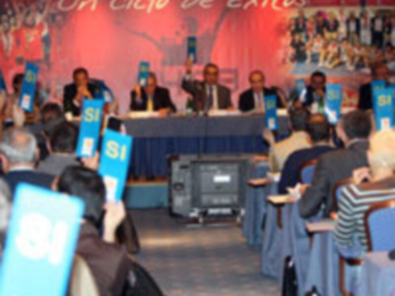Conferencia de prensa con panelistas y audiencia en un evento de éxito.