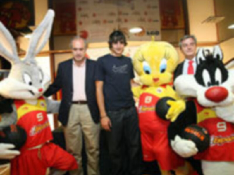 Celebración con personajes de Looney Tunes y figuras de negocios en un evento festivo.