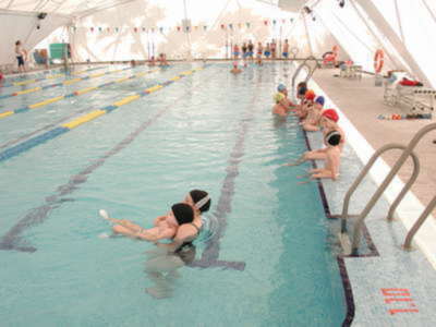 Comienzan los cursos de natación y acuaerobic en Gines 
