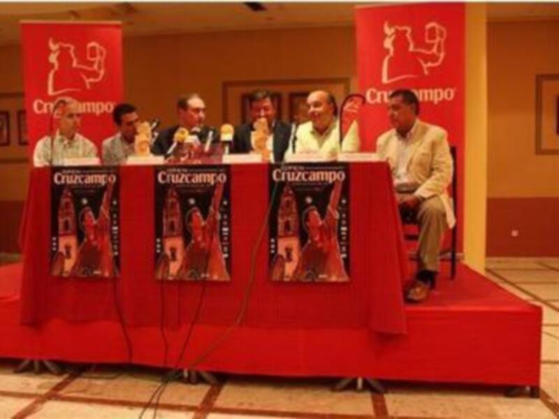 Presentación de libros en un evento con el patrocinio de Cruzcampo.