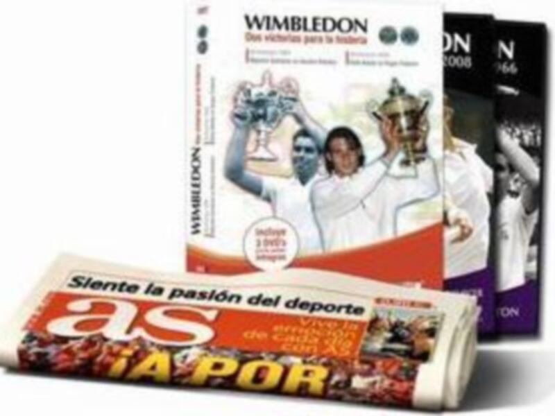Una colección de libros sobre el tenis, incluyendo Wimbledon, con un periódico de deportes en el fondo.