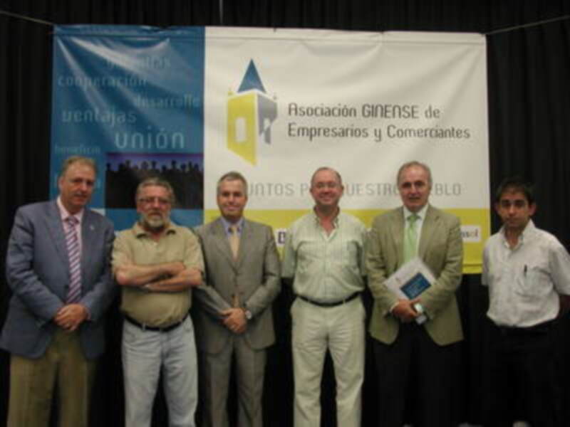 Conferencia de la Asociación Ginense de Empresarios y Comerciantes en un evento de cooperación y desarrollo local.