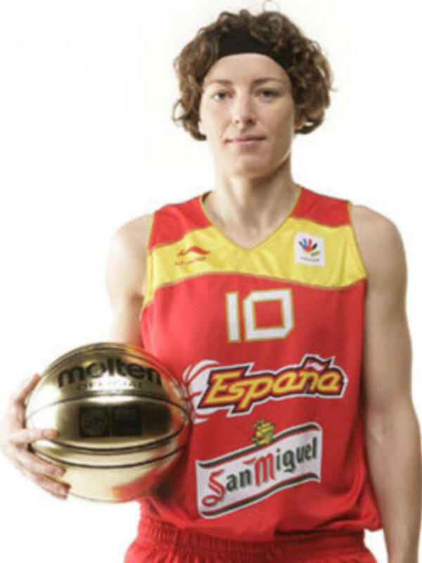 Una jugadora de baloncesto con una camiseta roja y amarilla con el número 10, sosteniendo una pelota dorada con la marca 'San Miguel' y 'España'.