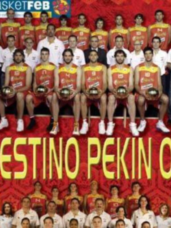 Equipo de baloncesto español posando con trofeos en un fondo rojo con el texto 'DESTINO PEKIN 08'