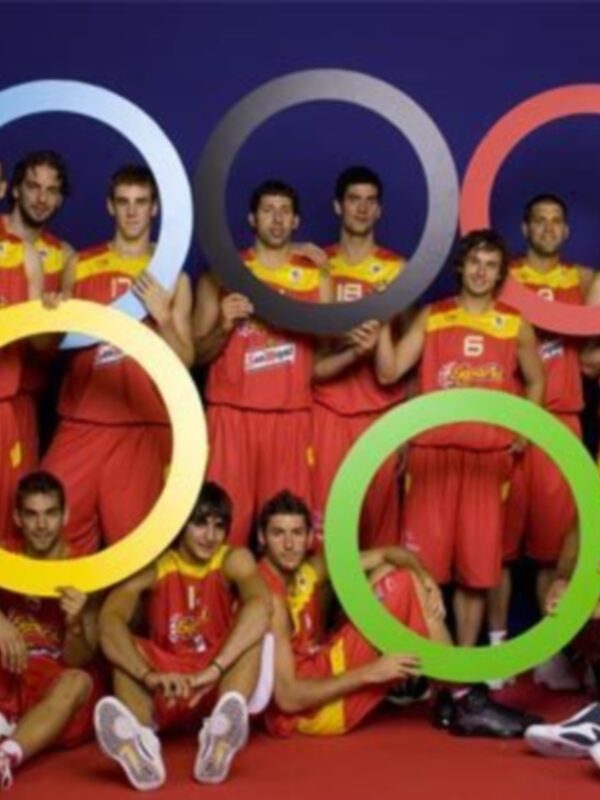 Equipo olímpico español posando con los anillos olímpicos en el fondo.