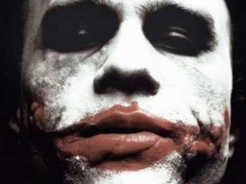 Imagina la transformación del Joker en Batman, un personaje icónico del cine y la cultura popular.