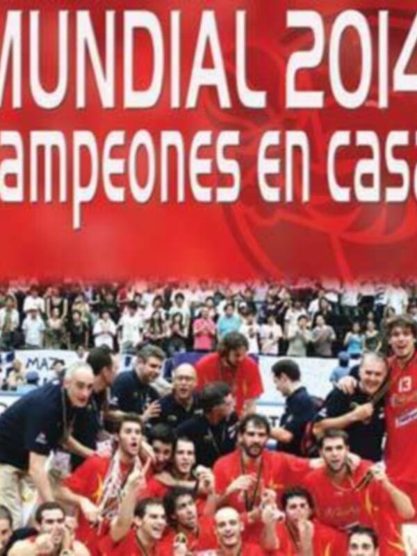 Equipo español de voleibol celebrando el título mundial en casa en 2014.