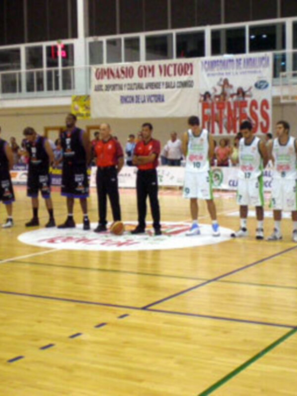 Equipo de baloncesto en el gimnasio GYM VICTOR durante un partido o evento deportivo.