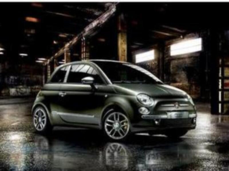 Un Fiat 500 en un entorno industrial, destacando su diseño clásico y moderno.