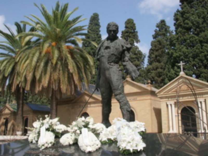 24 años sin Paquirri y a los pies de su estatua tres ramos de flores