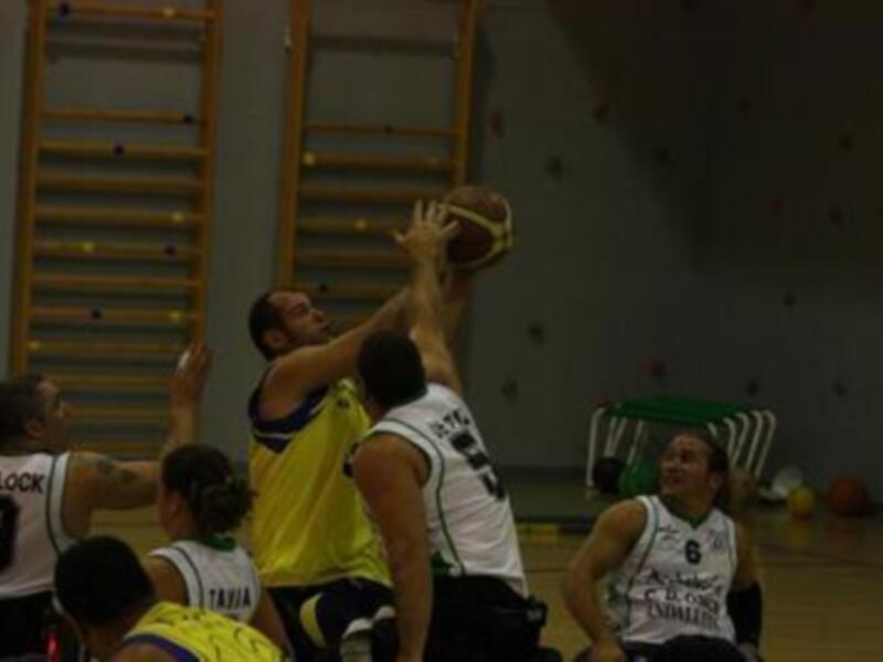 Basquetbol en un gimnasio con jugadores en acción.