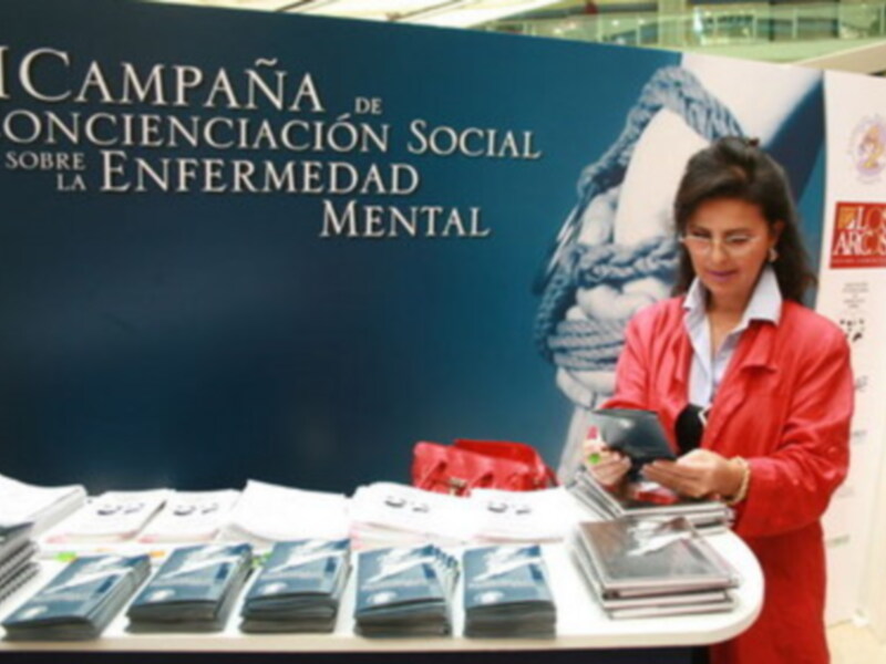 Mesa informativa de la II Campaña de Concienciación Social sobre la Enfermedad Mental en un evento público.