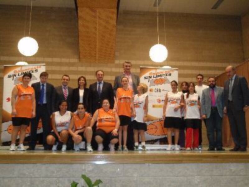 Equipo de baloncesto femenino con autoridades y patrocinadores en una ceremonia oficial.