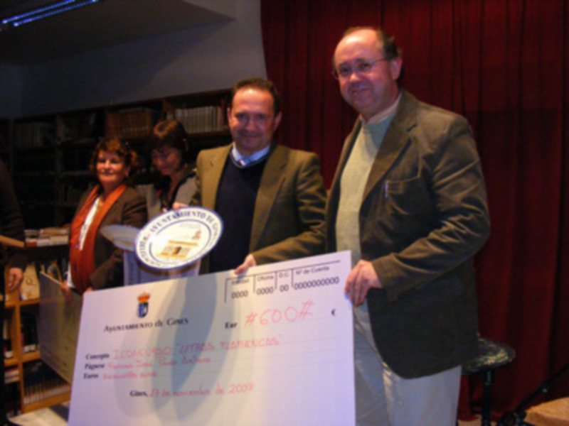 Entrega de un cheque por 600.000 euros en el Ayuntamiento de Gelves, 27 de noviembre de 2009.