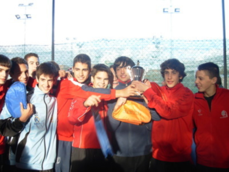 Equipo juvenil celebrando con el trofeo tras una victoria.