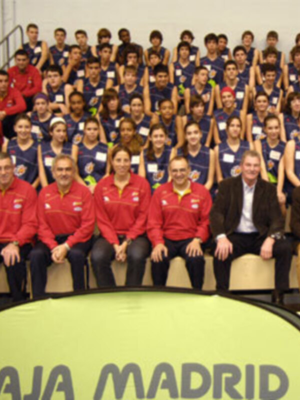 Equipo de baloncesto de Caja Madrid celebrando un evento en el pabellón deportivo.