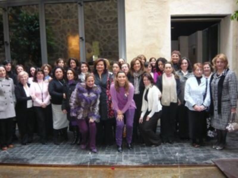 Las graduadas posan junto a las diseñadoras profesionales que impartieron la formación